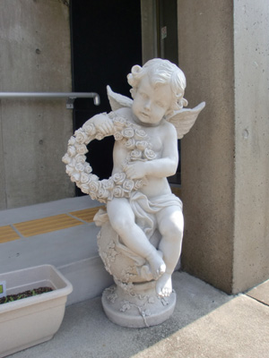 入口でエンジェルがお迎えします。